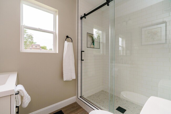 Building Photo - 2220 Sale Rd