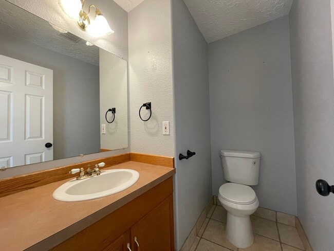 Building Photo - SE Home 3Bd/2.5Ba Home Close to the Willamette River off McLoughlin Blvd. 2 Car Garage and Washer...