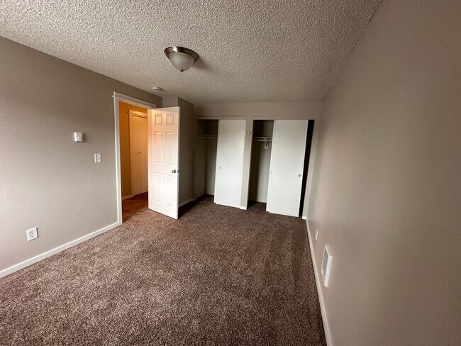 Building Photo - 912-916 NE Hacienda Ct