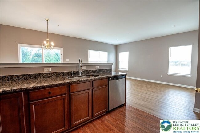 Building Photo - 955 King Way
