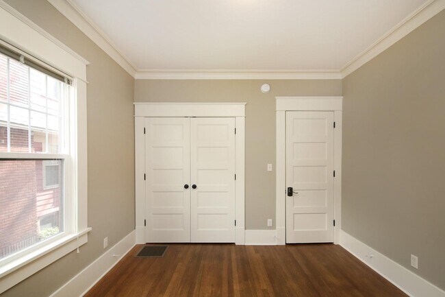 Building Photo - 360 Richard Terrace SE