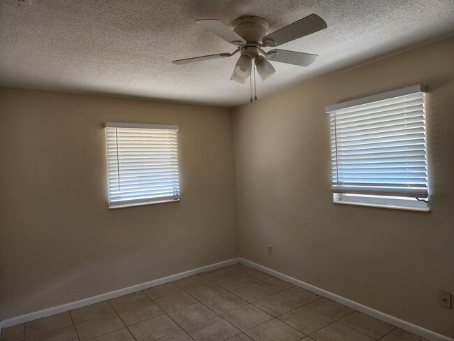 Building Photo - 324 Canyon Dr N