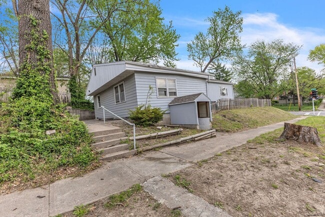 Building Photo - Renovated 4BR Home – Modern Finishes, Off-Street Parking