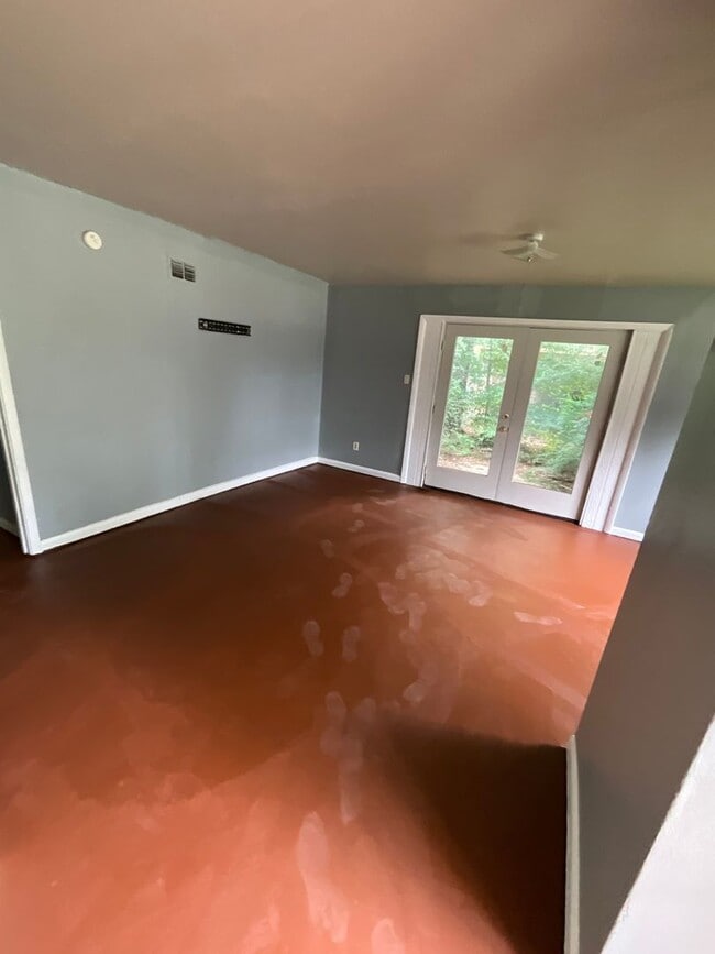 Building Photo - 835 Pine Tree Dr