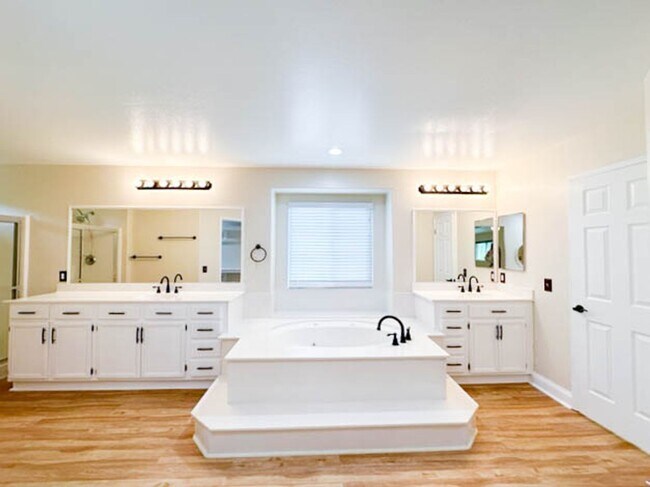 Building Photo - **STUNNING** 8 BEDROOM SOLAR HOME IN GATED...