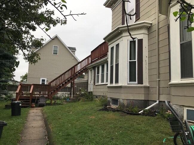 Building Photo - 674 Main St