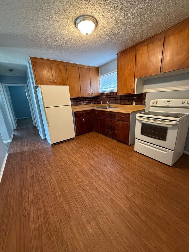 Building Photo - Charming 2 Bedroom Brick Duplex- Pet Friendly!
