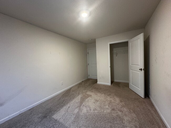 Building Photo - 4 bed/2.5 bath home - E Morristown