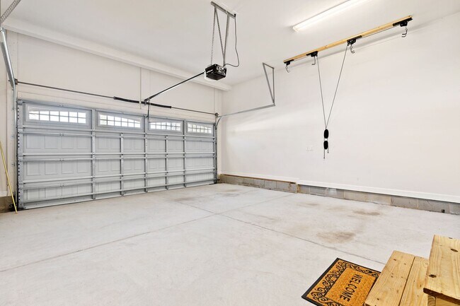 Building Photo - Bright & Spacious End-Unit Townhome in Flo...