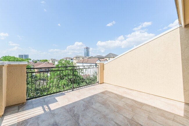 Building Photo - 407 W Bell St