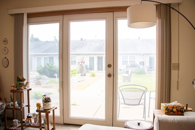 Building Photo - Very Well Maintained Apartment - One Floor...