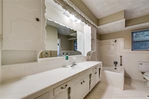 Building Photo - 2936 Woodmere Dr