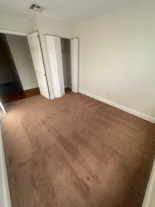 Building Photo - Beach Place Town House