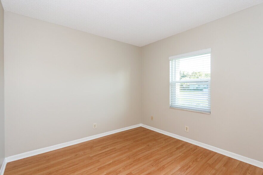 Building Photo - 9429 Saddlebrook Dr