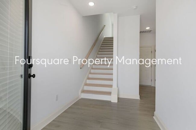 Building Photo - Spacious Townhome with Entry-Level Guest Suite, Washer/ Dryer Included, 2nd floor Balcony & 2-Car...