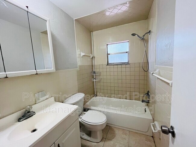 Building Photo - 1017 Caroline Ave