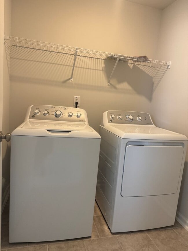 Building Photo - Beautiful & Spacious Home for Rent