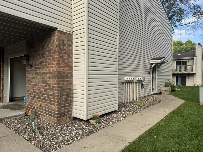 Building Photo - 17490 Pond Cir