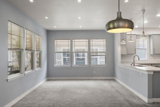 Building Photo - Updated Central Park Condo for Lease