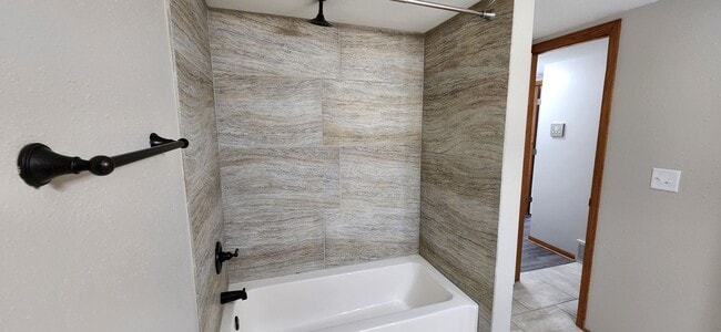 Building Photo - One Bedroom Condo For Rent