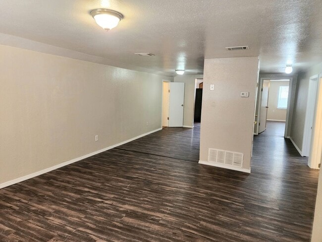 Building Photo - 905/907 N Ave K - duplex