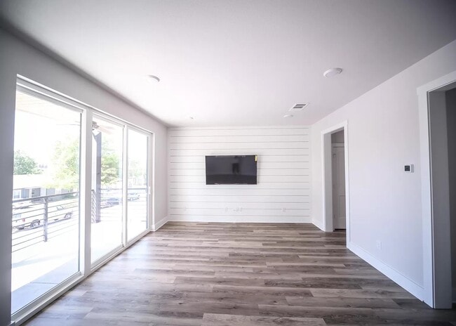 Building Photo - 2340 Benbrook Dr