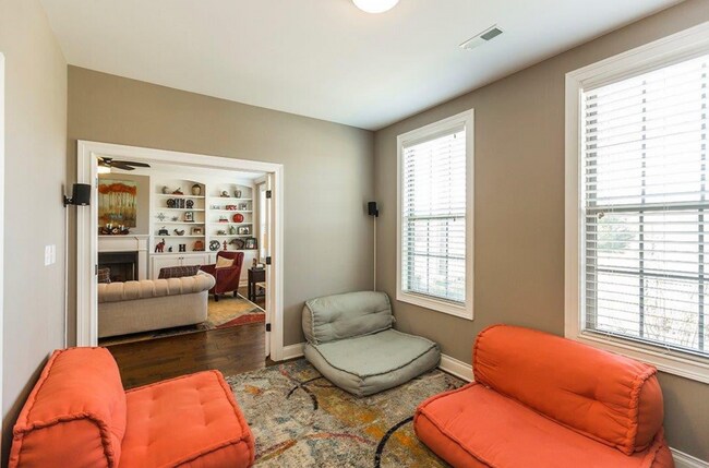 Building Photo - Beautiful corner-lot townhome in the heart of Beaumont Park