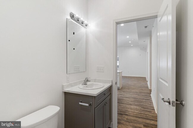 Building Photo - 980 N Marshall St