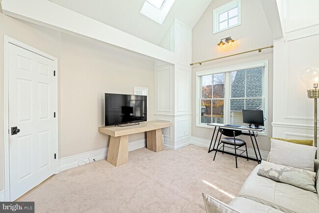 Building Photo - 3350 17th St NW