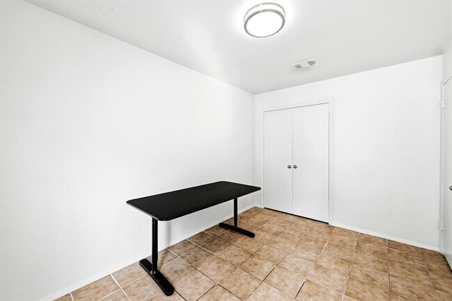 Building Photo - 910 Bret Ln