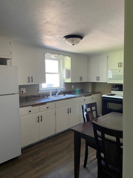 Kitchen - 835 Warren St