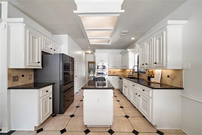 Building Photo - 13002 Golden Rainbow Dr