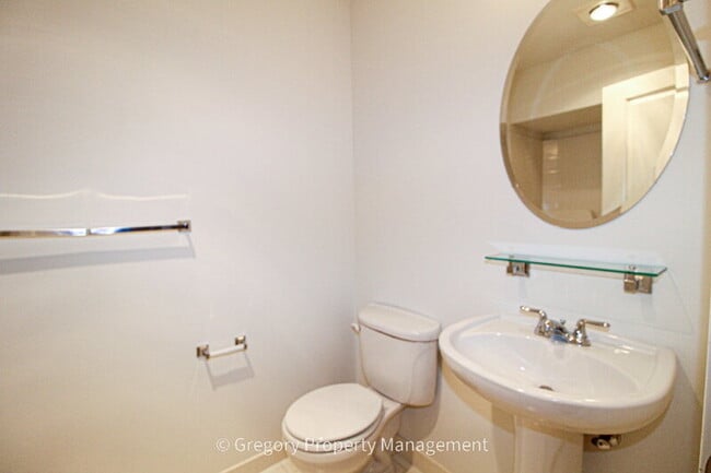 Building Photo - 13824 N Creek Dr