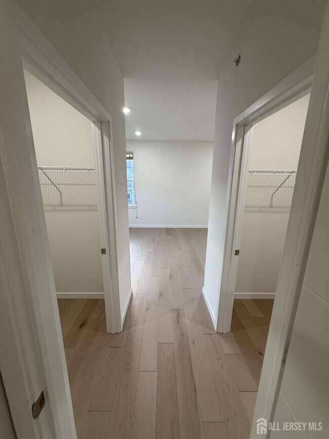 Building Photo - 243 Lohan Dr