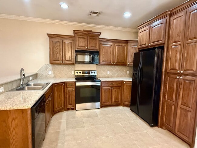 Building Photo - Beautiful Home in Surrey West of Yukon wit...