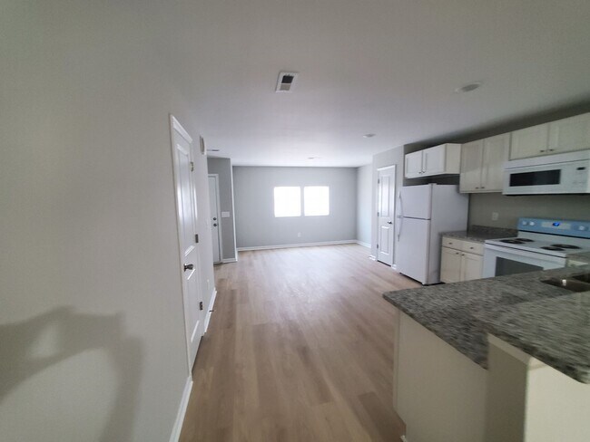 Building Photo - NEW TOWNHOME BUIKT MARCH 2023!