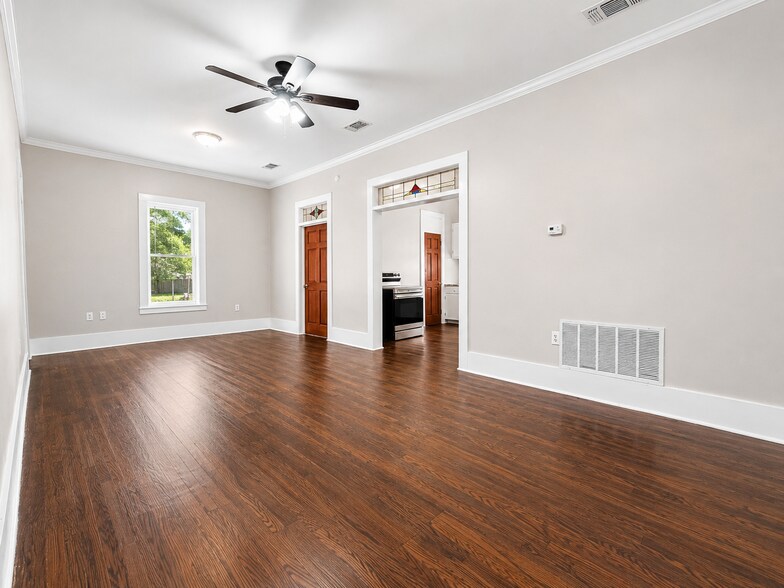 Building Photo - 2208 Coggin Ave