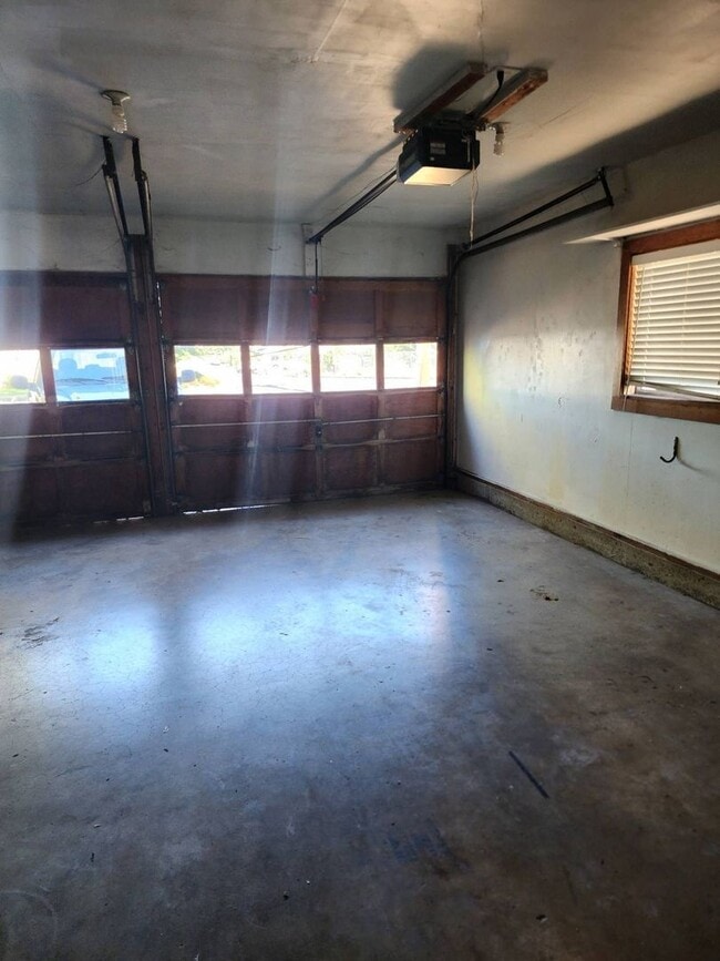 Building Photo - Wonderful 3 -bedroom with Garage
