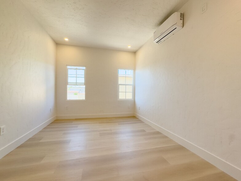 Building Photo - 3013 1/2 Somerset Dr