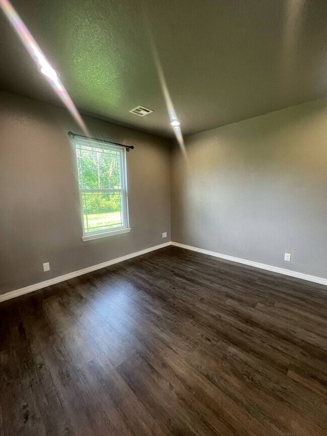 Building Photo - COMING SOON IN NEOSHO MO!!!  Beautiful 3 bedroom, 2 bathroom home in Neosho in adorable neighborh...