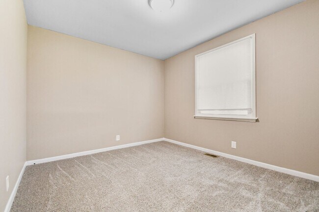Building Photo - Pet Friendly Four Bedroom!