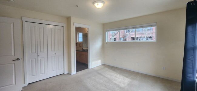 Building Photo - 3 Bed / 2 Bath Issaquah Highlands Townhome...