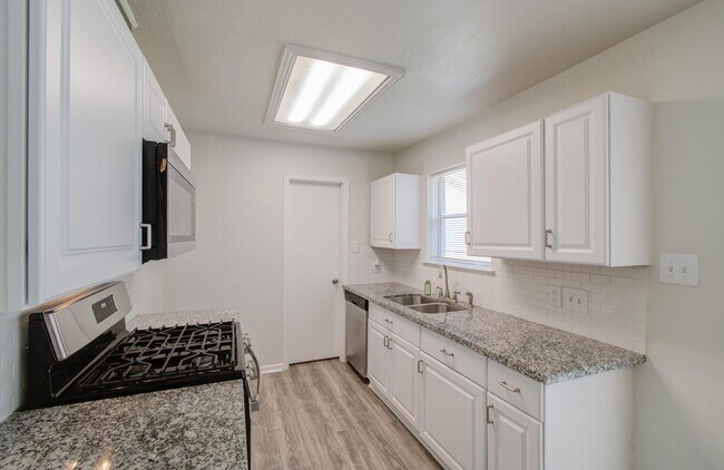 Building Photo - 15611 La Casa Ln