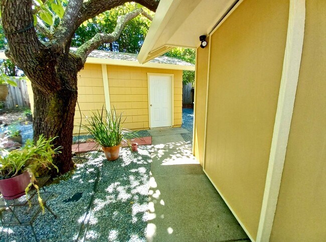 Building Photo - Lovely one level home in Northwest Santa R...