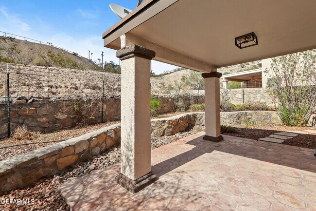 Building Photo - 205 N Alto Mesa Dr