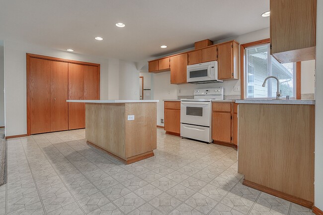 Building Photo - Spacious Single Level Home w/ Fully Fenced...