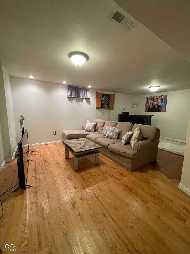 Building Photo - 924 Main St