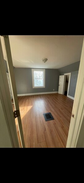 Building Photo - 208 Buckingham St