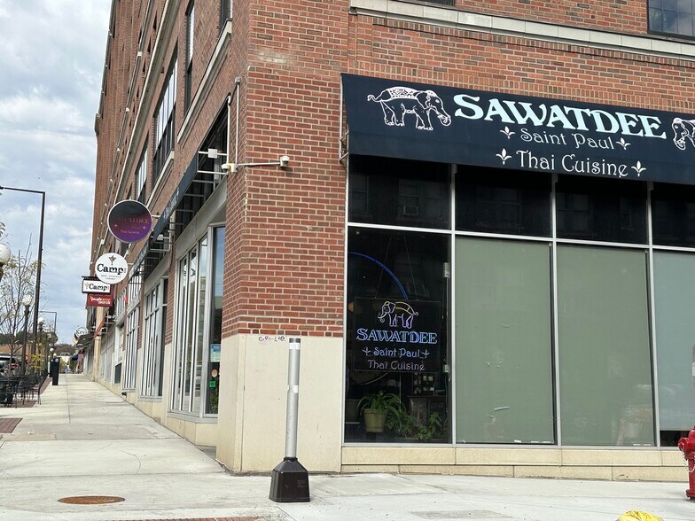 Restaurants on first floor - 500 Robert St N