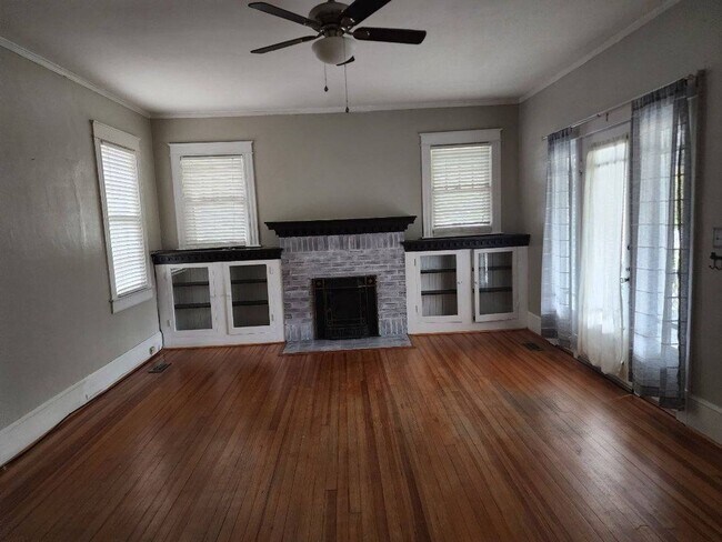 Building Photo - 2 Bedroom 2 bath house 1850 Square Foot!! Lots of Room!!